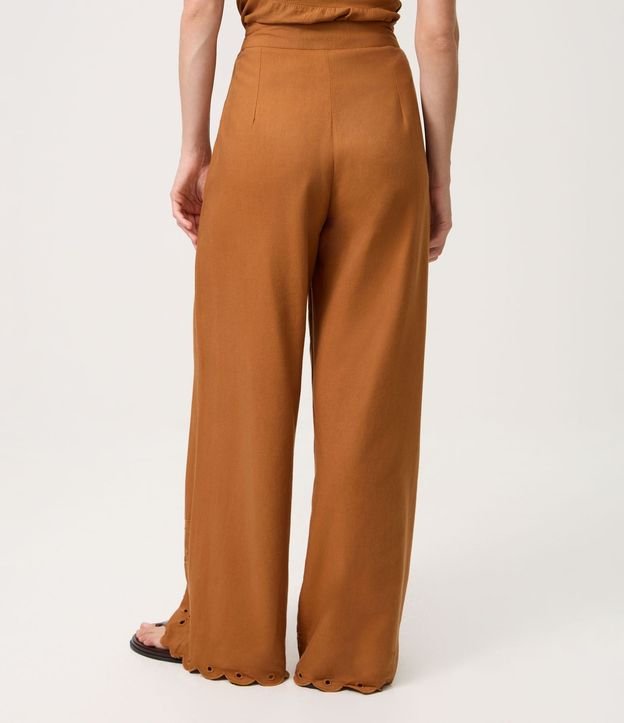 Pantalón Pantacourt en Laise con Bordado Cutout en el Bajo 5