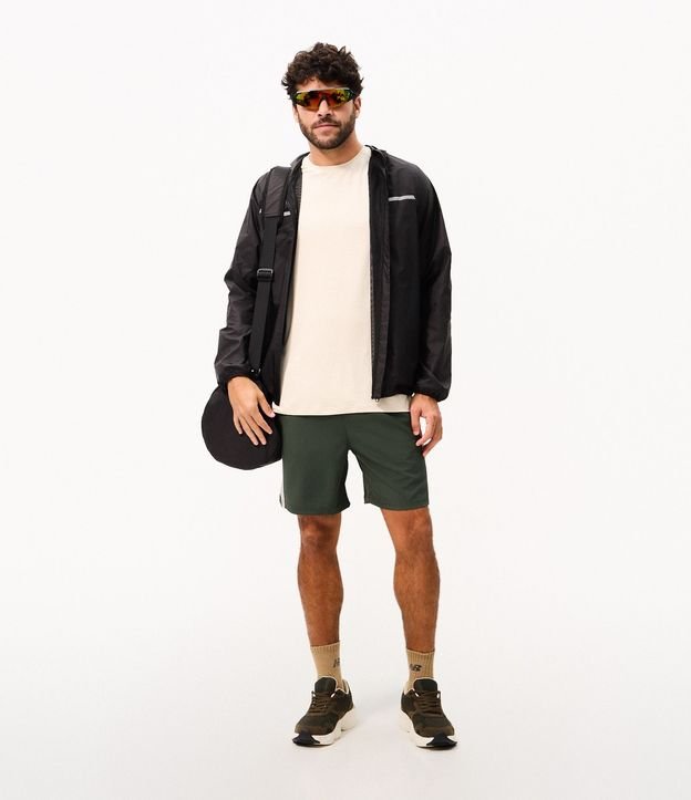 Remera Deportiva con Tecnologia Dry y Detalles Reflectantes 2