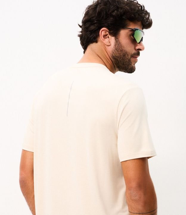 Remera Deportiva con Tecnologia Dry y Detalles Reflectantes 3