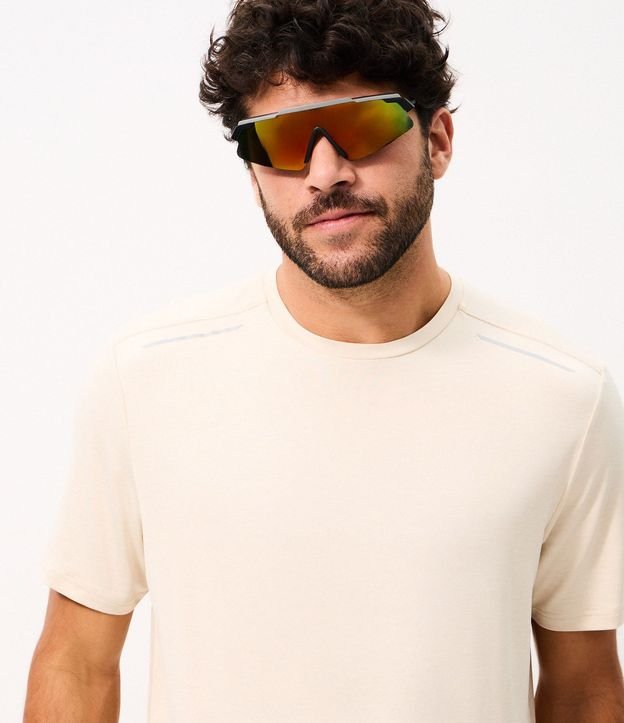 Remera Deportiva con Tecnologia Dry y Detalles Reflectantes 4