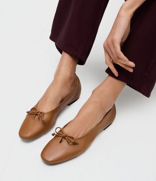 Zapatilla en Cuero con Mini Lazo en Parte Superior 6