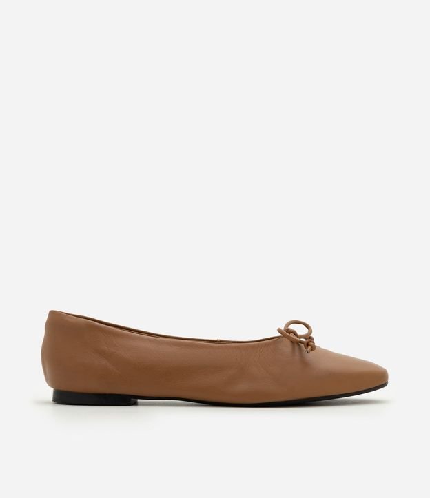 Zapatilla en Cuero con Mini Lazo en Parte Superior