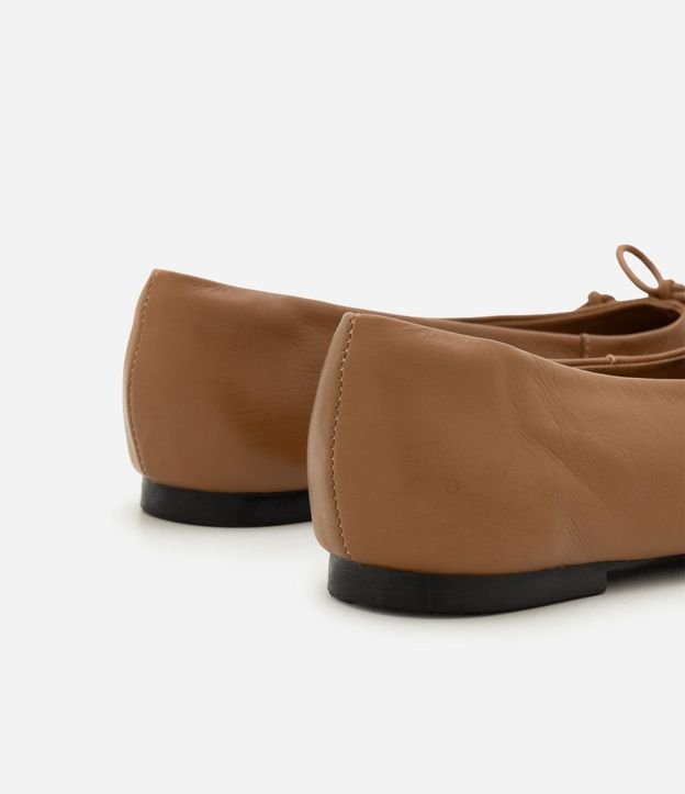 Zapatilla en Cuero con Mini Lazo en Parte Superior 4