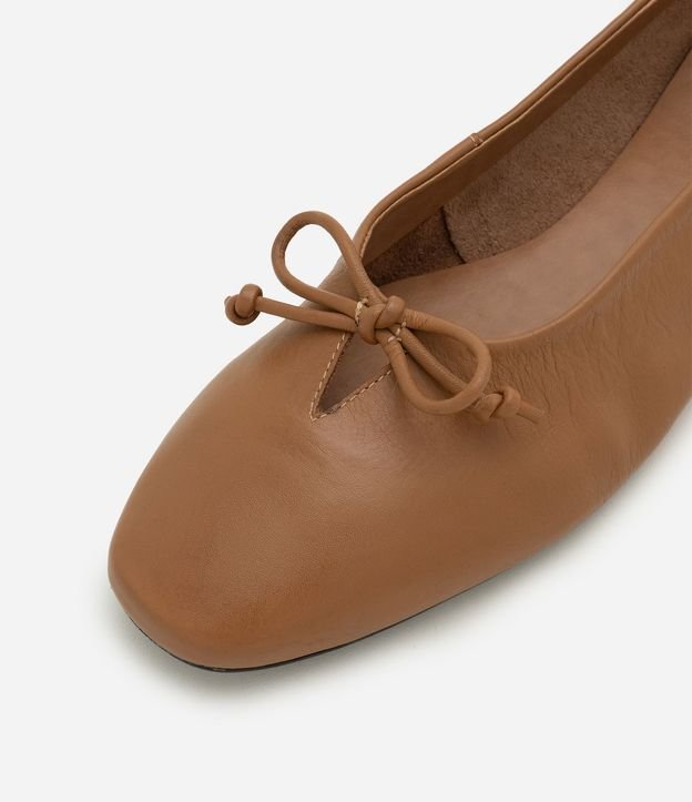 Zapatilla en Cuero con Mini Lazo en Parte Superior 5