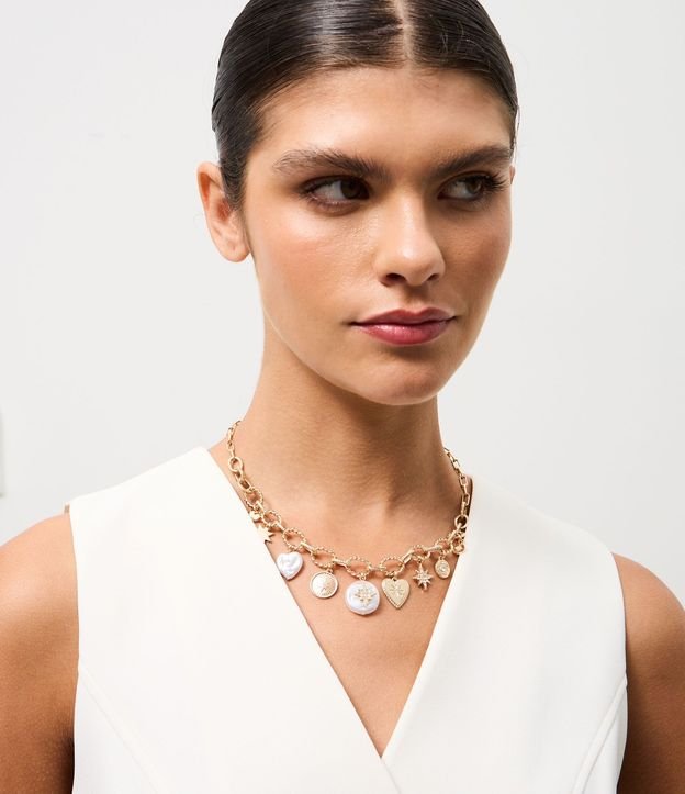 Collar Corto con Colgantes de Corazón y Símbolos