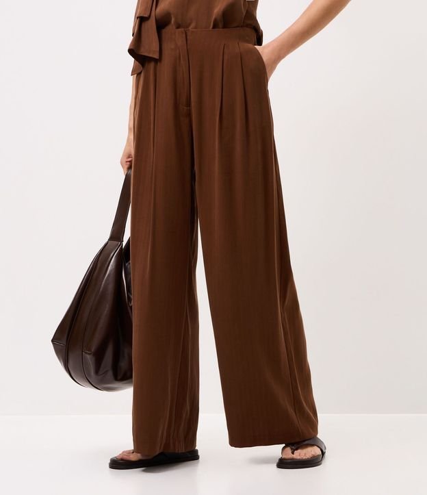 Pantalón Recto con Pliegues Delanteros 3