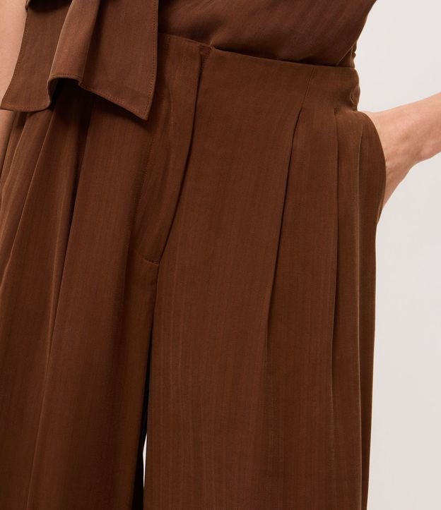 Pantalón Recto con Pliegues Delanteros 4
