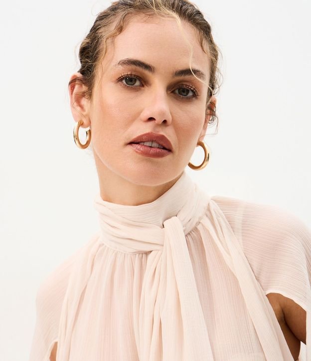 Blusa Amplia en Chiffon con Cuello Lazo y Recortes Vazados 4