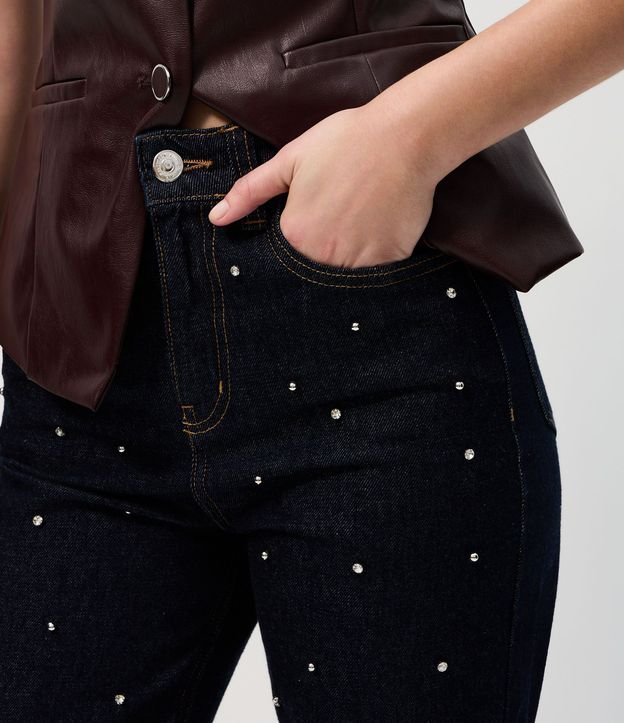 Pantalón de Jean Mom con Remaches y Cintura Alta 4