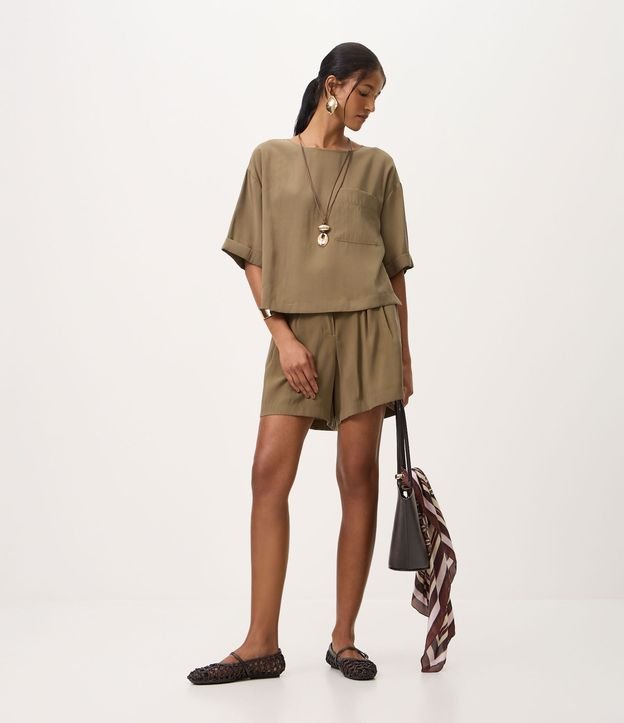 Blusa Amplia en Viscosa con Aplicación de Bolsillo Delantero 2