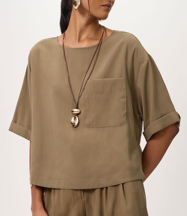 Blusa Amplia en Viscosa con Aplicación de Bolsillo Delantero 3