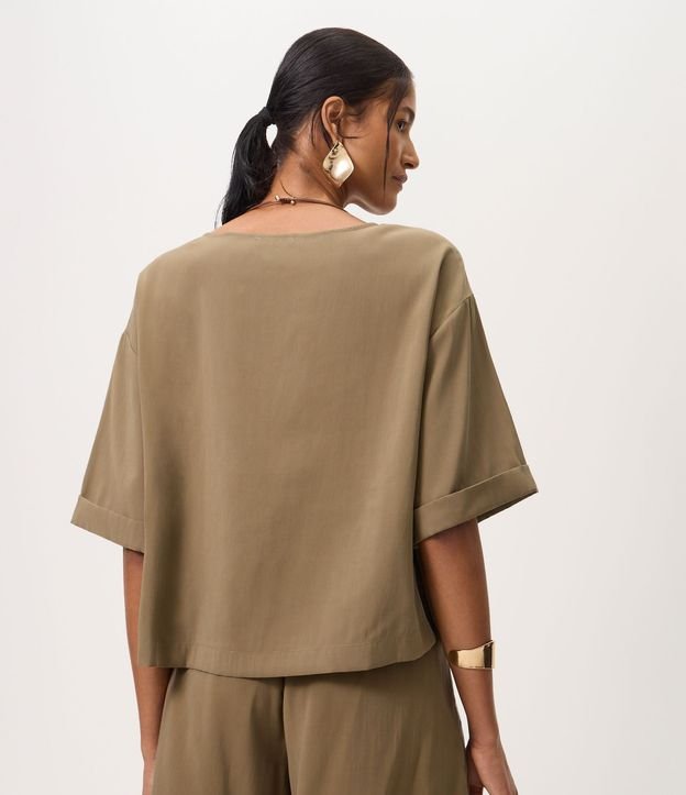 Blusa Amplia en Viscosa con Aplicación de Bolsillo Delantero 4