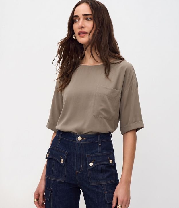 Blusa Amplia en Viscosa con Aplicación de Bolsillo Delantero