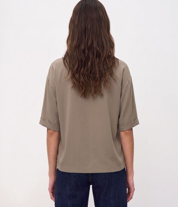 Blusa Amplia en Viscosa con Aplicación de Bolsillo Delantero 4