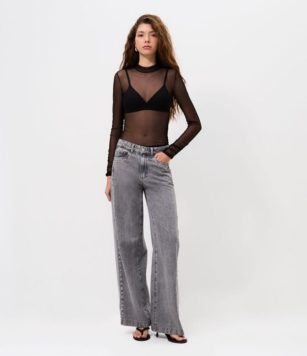 Pantalón Wide en Jeans con Cintura Baja y Tachuelas Aplicado