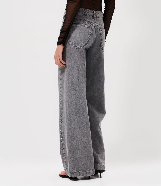 Pantalón Wide en Jeans con Cintura Baja y Tachuelas Aplicado 4