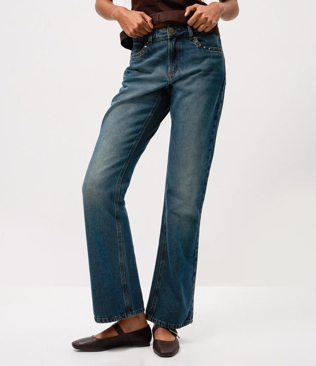 Pantalón Bootcut en Jeans con Cintura Baja y Tachuelas en los Bolsillos 2
