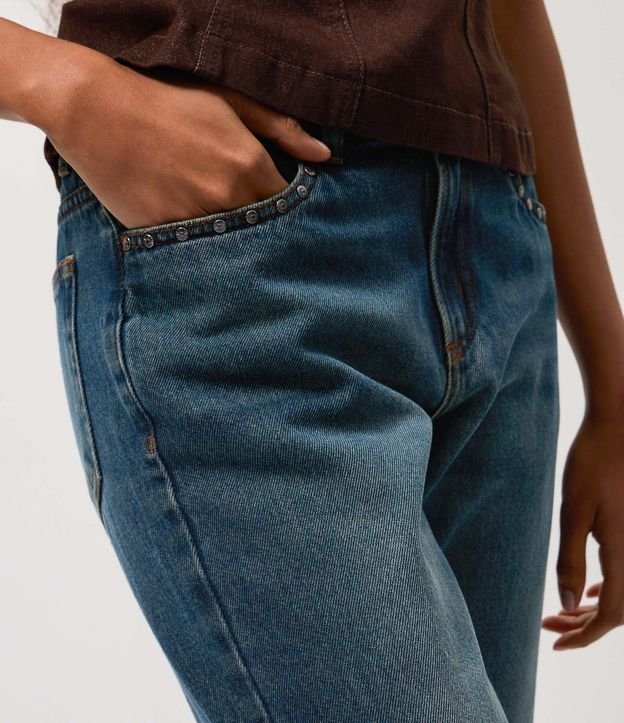 Pantalón Bootcut en Jeans con Cintura Baja y Tachuelas en los Bolsillos 3