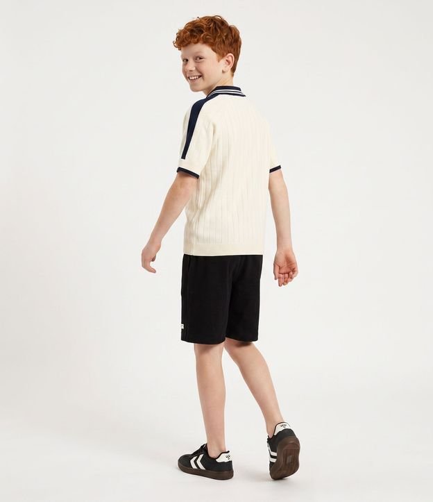 Remera Infantil Relaxed con Cuello Polo y Lettering Localizado – Talle 5 a 14 años
