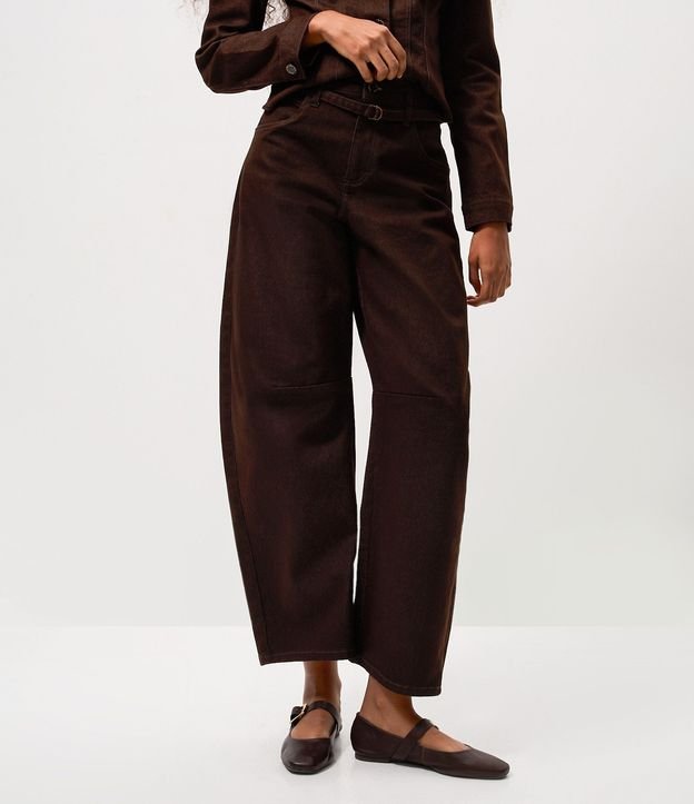 Pantalón Barrel Cintura Mediana en Sarga con Cinturón 2