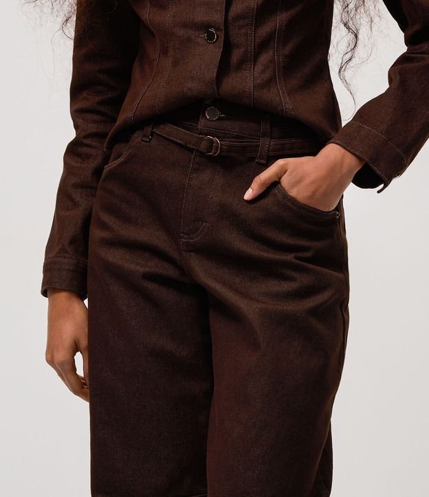 Pantalón Barrel Cintura Mediana en Sarga con Cinturón 3