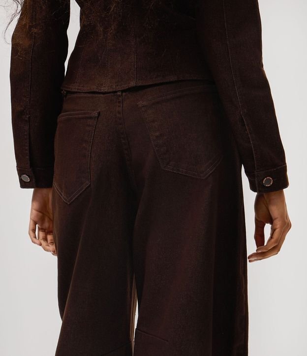 Pantalón Barrel Cintura Mediana en Sarga con Cinturón 4