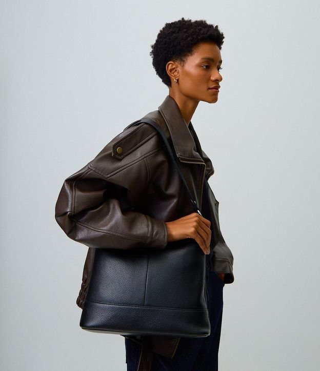 Cartera Hobo Grande en Cuero con Ajuste en el Asa 1