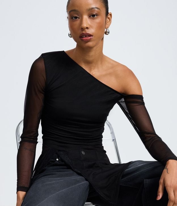 Blusa Asimétrica en Tule con Encaje