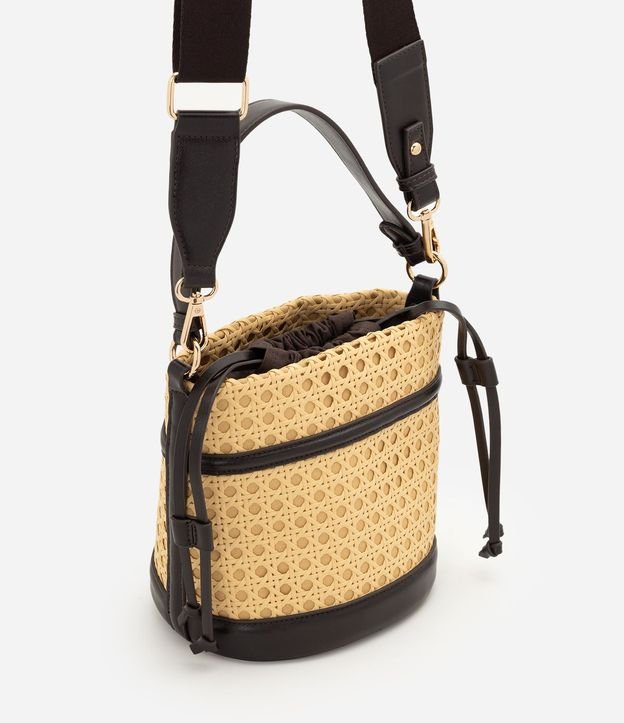 Cartera Bucket Mediana con Asa Larga Transversal