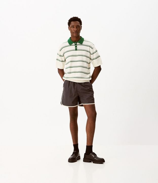 Bermuda en Poliamida con Raya Lateral Deportiva
