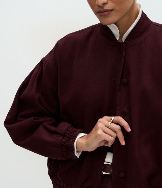 Campera Bomber en Sarga con Botones Forrados y Ajustes 4