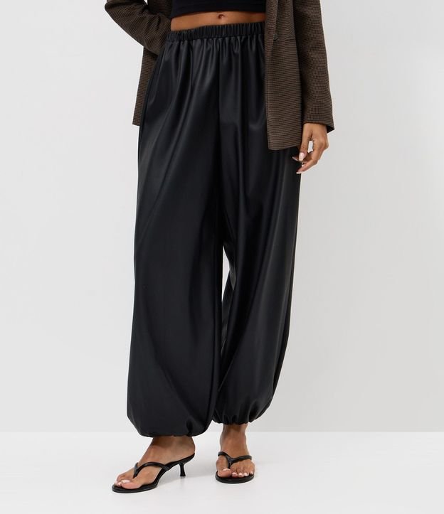 Pantalón Aladim en PU con Ruedo Ajustado 2