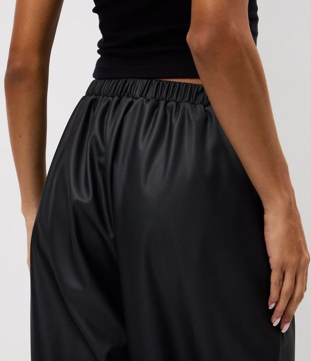 Pantalón Aladim en PU con Ruedo Ajustado 4