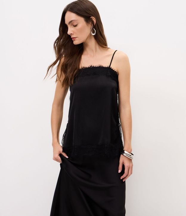 Blusa Satinada con Escote Cuadrado y Encaje Aplicado