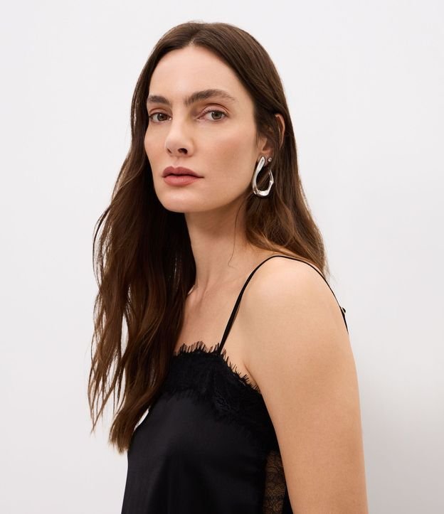 Blusa Satinada con Escote Cuadrado y Encaje Aplicado