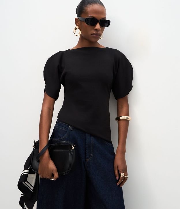 Blusa Estructurada con Mangas Voluminosas y Bajo Asimétrico