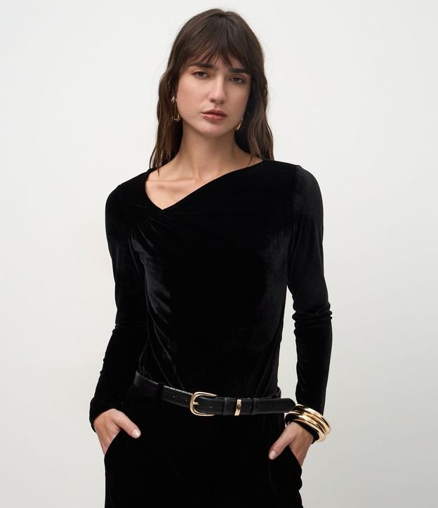 Blusa en Terciopelo con Escote Asimétrico 2