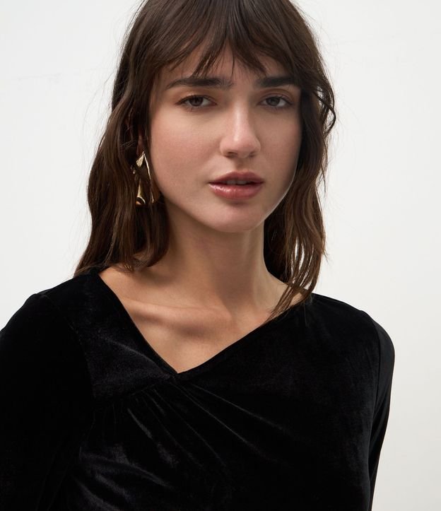 Blusa en Terciopelo con Escote Asimétrico 3