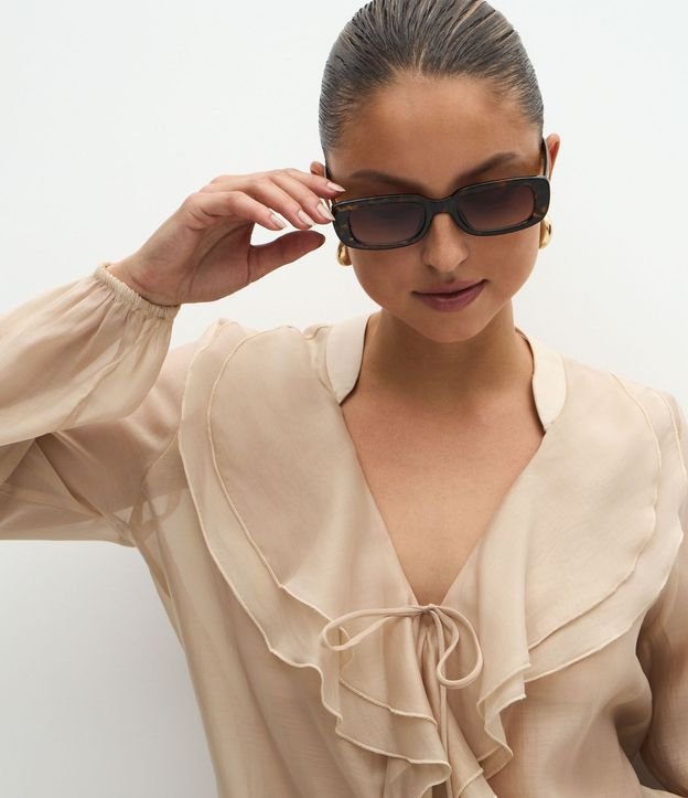 Blusa Amplia en Organza con Escote en V y Volados 3