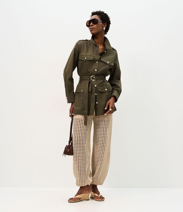 Campera Parka en Sarga con Bolsillos Utilitários y Cinturón 2