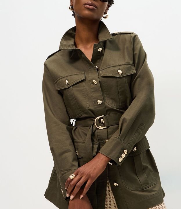 Campera Parka en Sarga con Bolsillos Utilitários y Cinturón 3