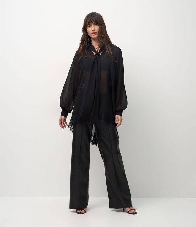 Blusa en Chiffon con Cuello Lazo y Encaje en el Ruedo