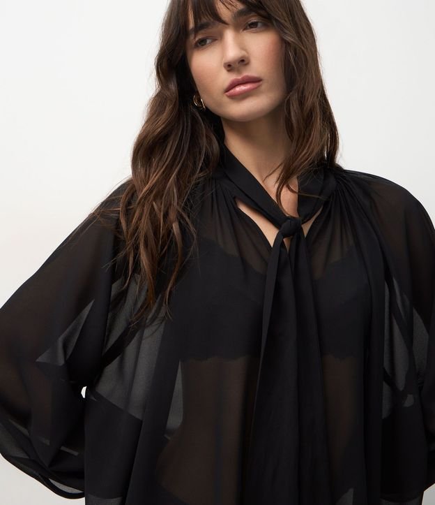 Blusa en Chiffon con Cuello Lazo y Encaje en el Ruedo 3