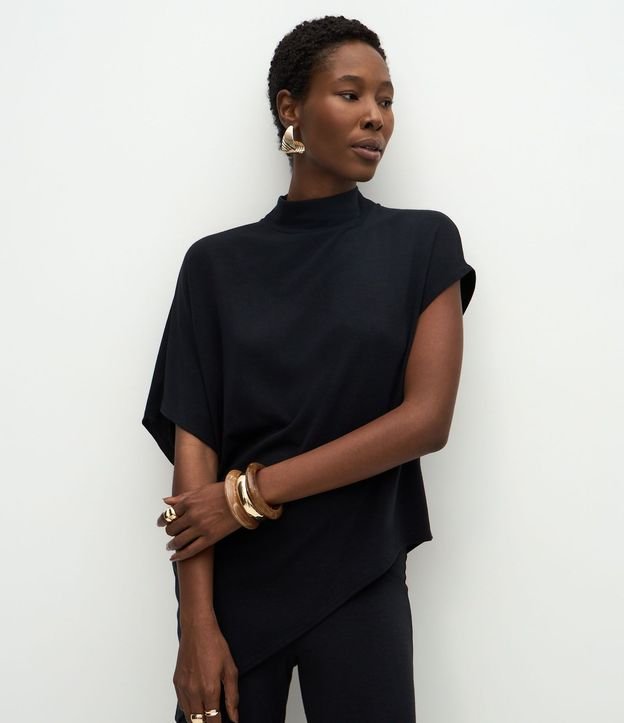 Blusa Asimétrica en Malla con Cuello Alto