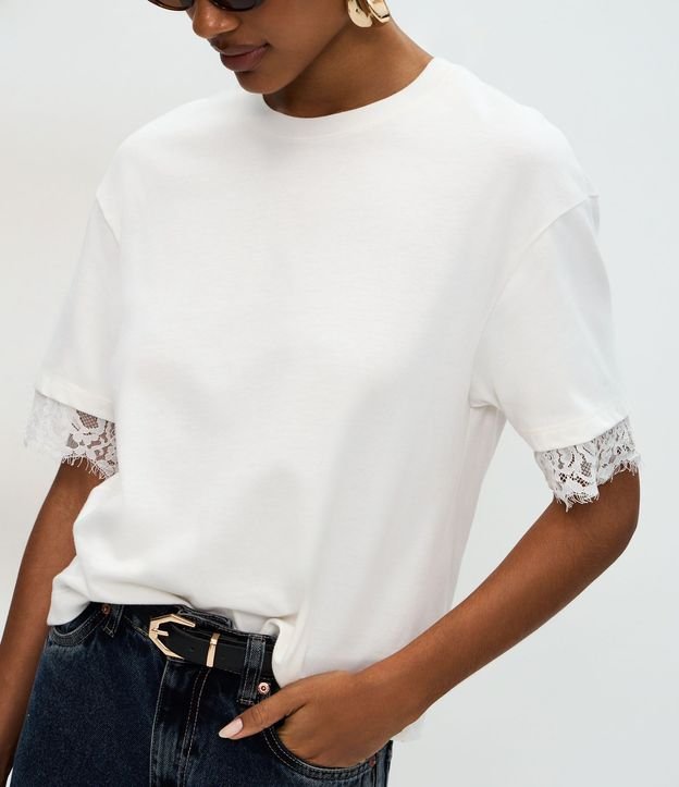 Remera en Algodón con Encaje Aplicada en las Mangas 4