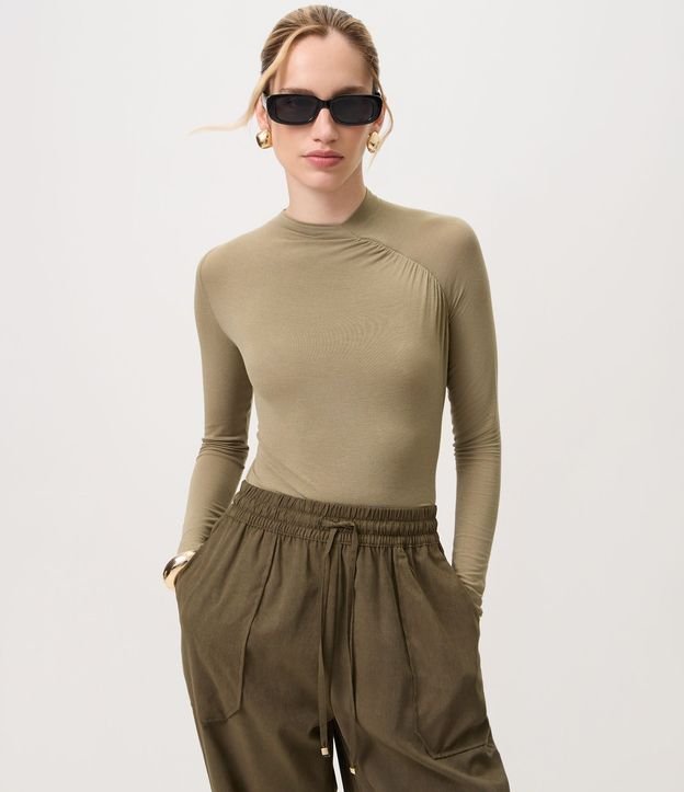 Blusa en Viscosa con Fruncido en el Hombro