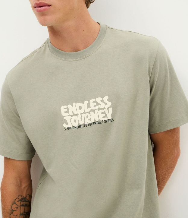 Remera Comfort Manga Corta en Algodón con Lettering Endless Journey 3