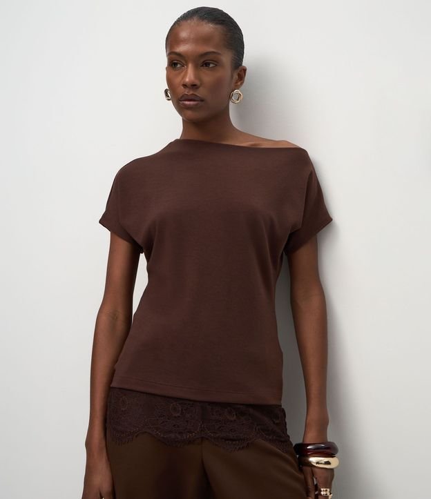 Blusa en Crepé con Aplicación de Encaje en el Bajo