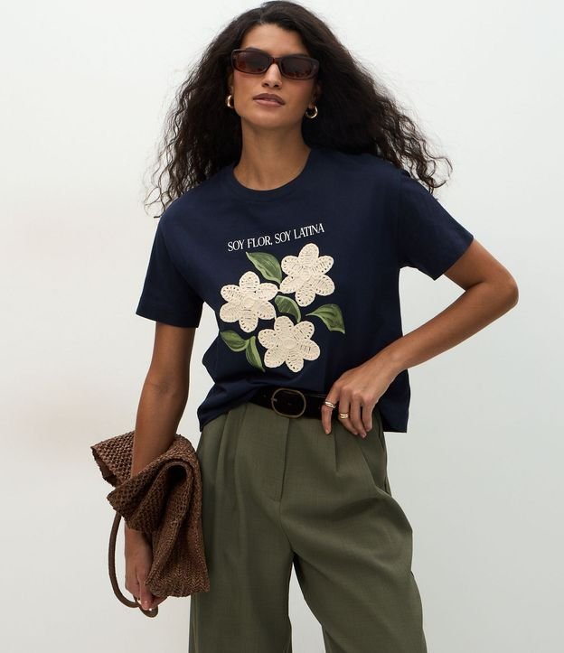 Remera con Estampado Floral y Bordado en las Flores