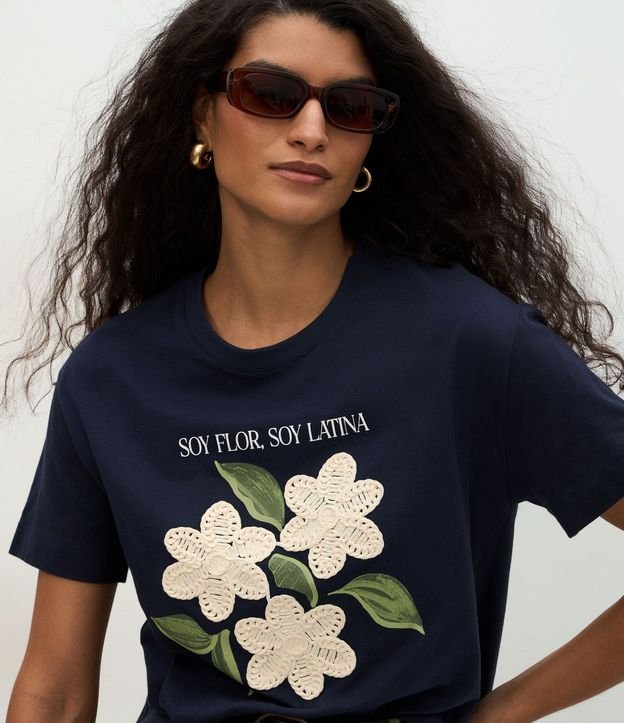 Remera con Estampado Floral y Bordado en las Flores 3